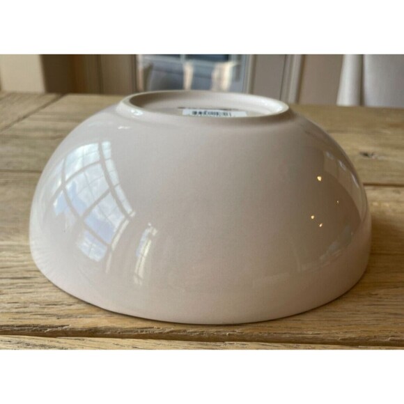 Le Creuset Stoneware Vancouver Serving Bowl 2 3/8 qt 9 3/8 in Shell Pink NEW - Picture 7 of 8